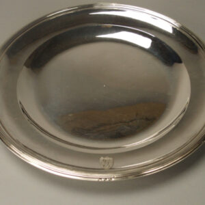Plat rond en argent avec Blason