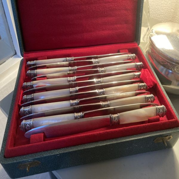 Coffret de 24 couteaux manche en nacre