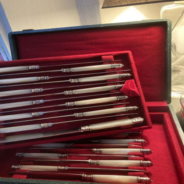 Coffret de 24 couteaux manche en nacre