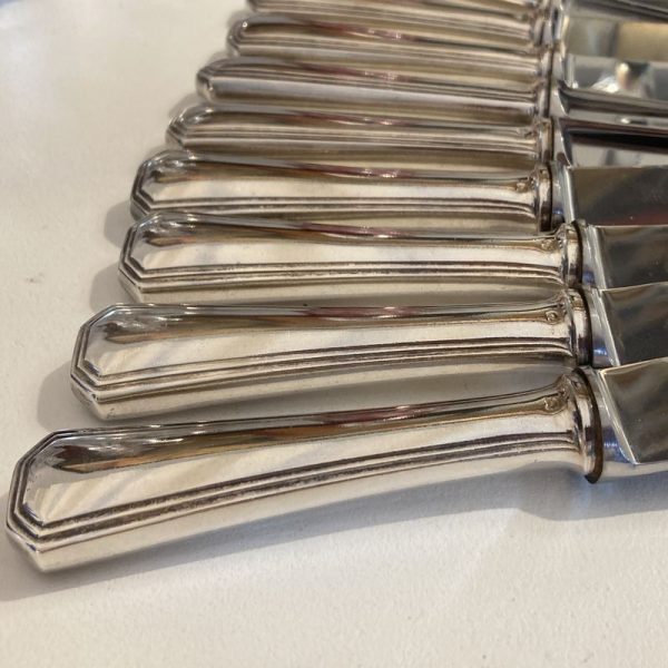 12 Couteaux de table en métal argenté