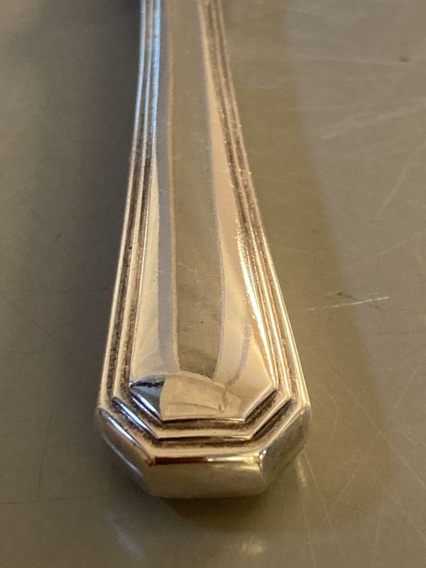 12 Couteaux de table en métal argenté