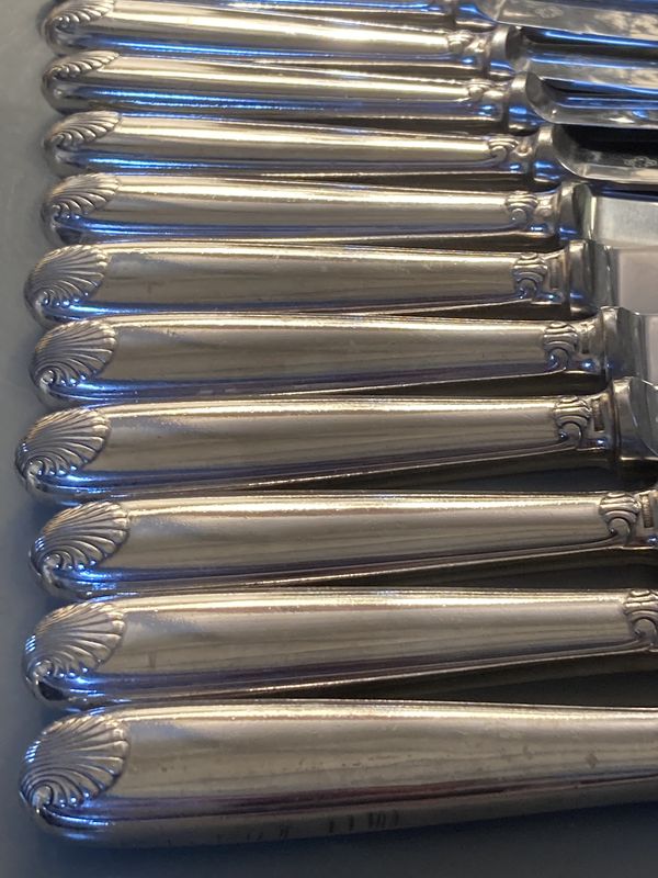 12 Couteaux de table en métal argenté modèle VENDOME