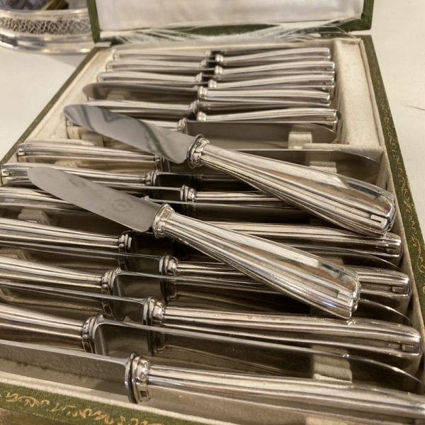 Coffret de 24 couteaux de table & fromage en métal argenté