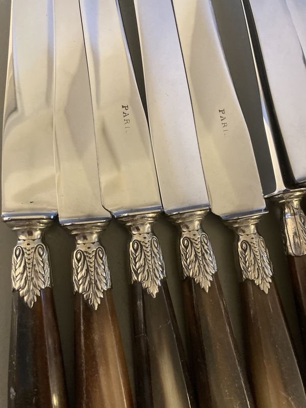 12 Couteaux de table, manche en corne brune