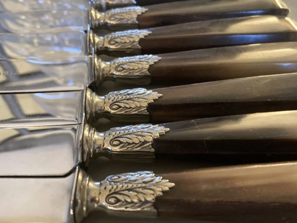 12 Couteaux de table, manche en corne brune
