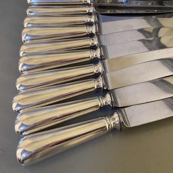 12 couteaux de table en métal argenté, modèle BAGUETTE