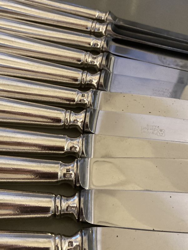 12 couteaux de table en métal argenté, modèle BAGUETTE