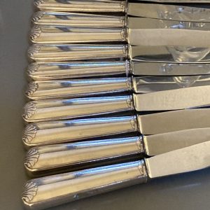 12 Couteaux de table métal argenté, décor COQUILLE