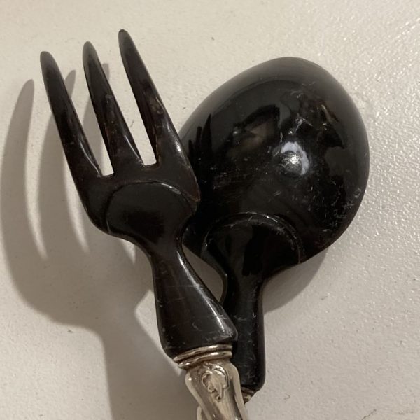 Couverts à salade manche en métal argenté cuillerons en corne noire