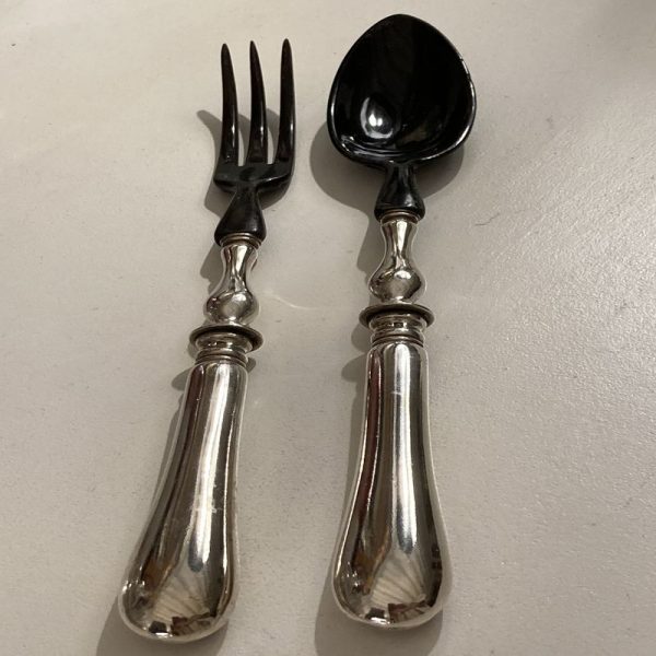 Couverts à salade manche en métal argenté cuillerons en corne noire