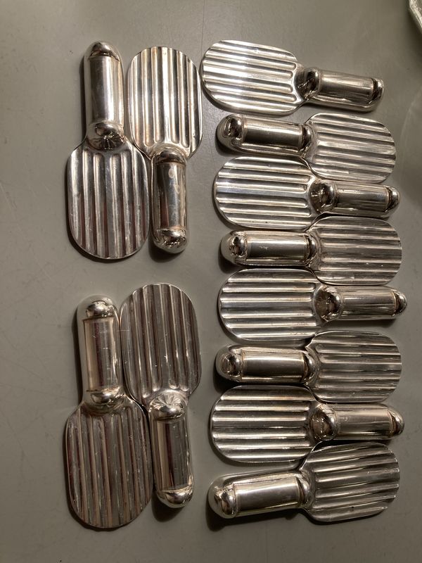 12 porte-couteaux modèle raquette en métal argenté