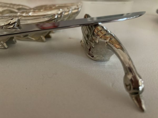12 porte-couteaux en forme de cygne, en métal argenté