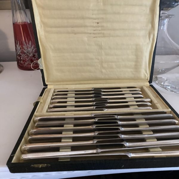 24 Couteaux de table & fromage, en métal argenté, modèle BOREAL