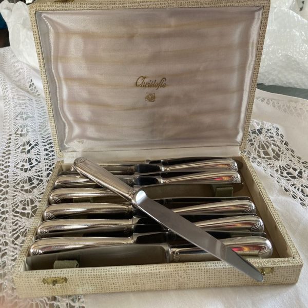 12 Couteaux de table en métal argenté