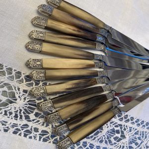 12 Couteaux de table, manche en CORNE claire