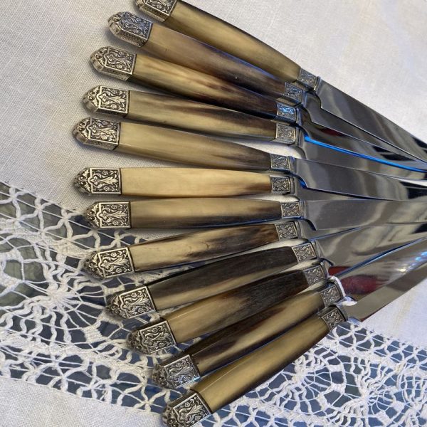 12 Couteaux de table, manche en CORNE claire