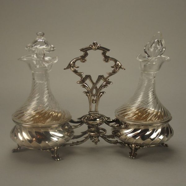 Huilier-vinaigrier de style Napoléon III en argent
