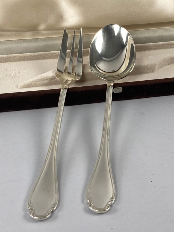 Couverts de service en métal argenté modèle Pompadour signés Christofle