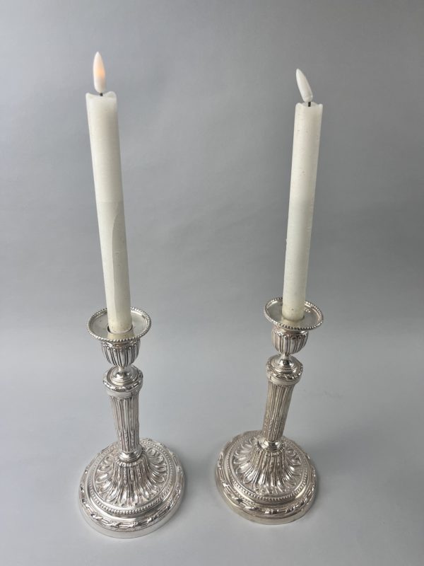 Paire de chandeliers décor perle et ruban en métal argenté – Image 2