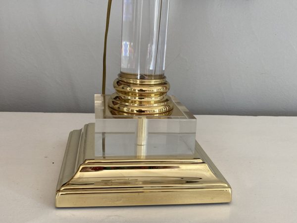 Paire de lampes  en plexiglas et laiton doré – Image 5