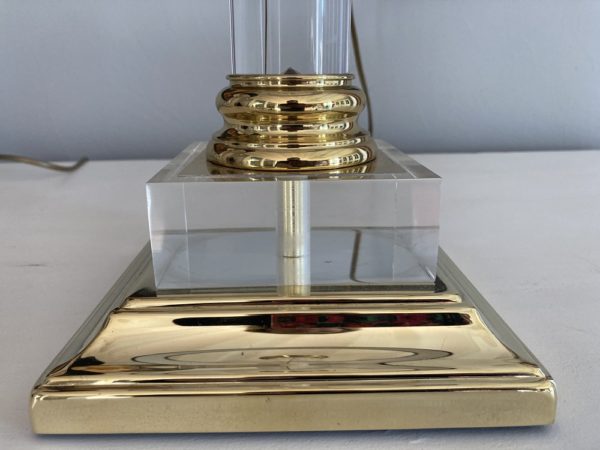 Paire de lampes  en plexiglas et laiton doré – Image 3