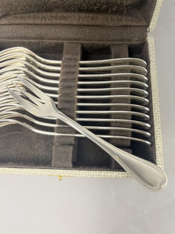 12 Fourchettes à gâteaux Christofle modèle Malmaison