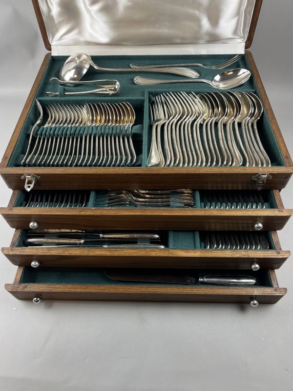 Ménagère Christofle modèle ruban croisé 171 pièces