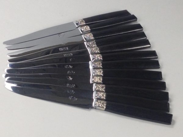12 Couteaux à table  manche noir viroles argent