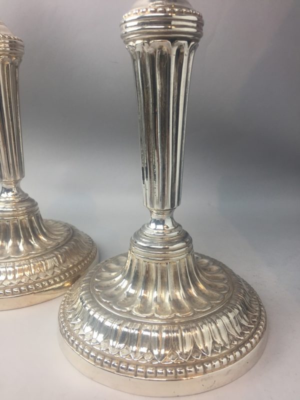 Paire de chandeliers décor perle et ruban en métal argenté – Image 5
