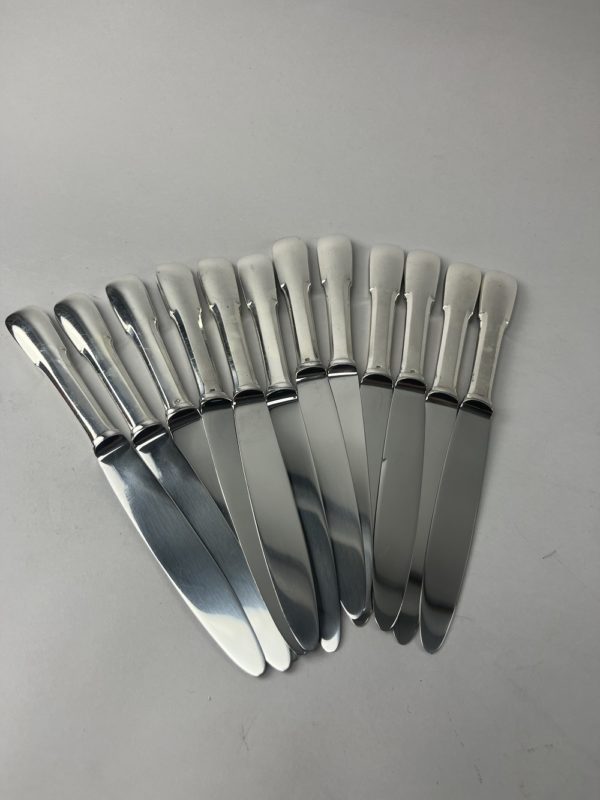 12 couteaux de table modèle uniplat en métal argenté