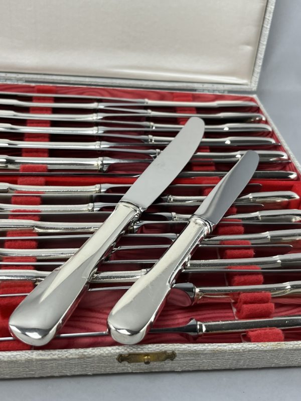 12 Couteaux table et 12 couteaux à fromage modèle uniplat en métal argenté