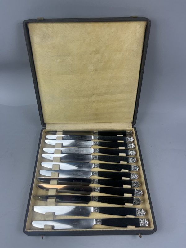 12 Couteaux de table manche ébène virole argent