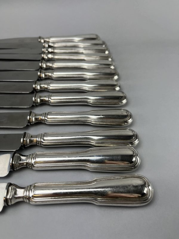 12 Couteaux de table en métal argenté modèle au filet – Image 3
