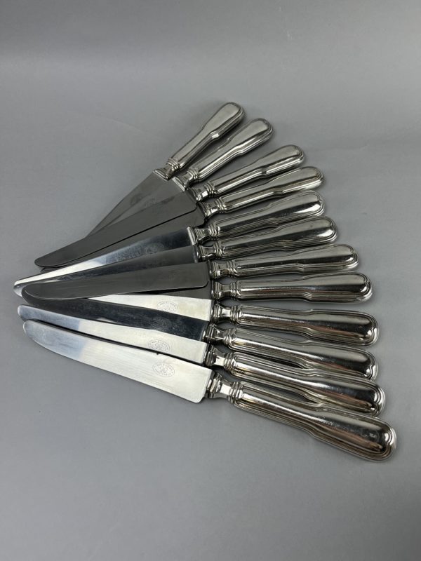 12 Couteaux de table en métal argenté modèle au filet – Image 2