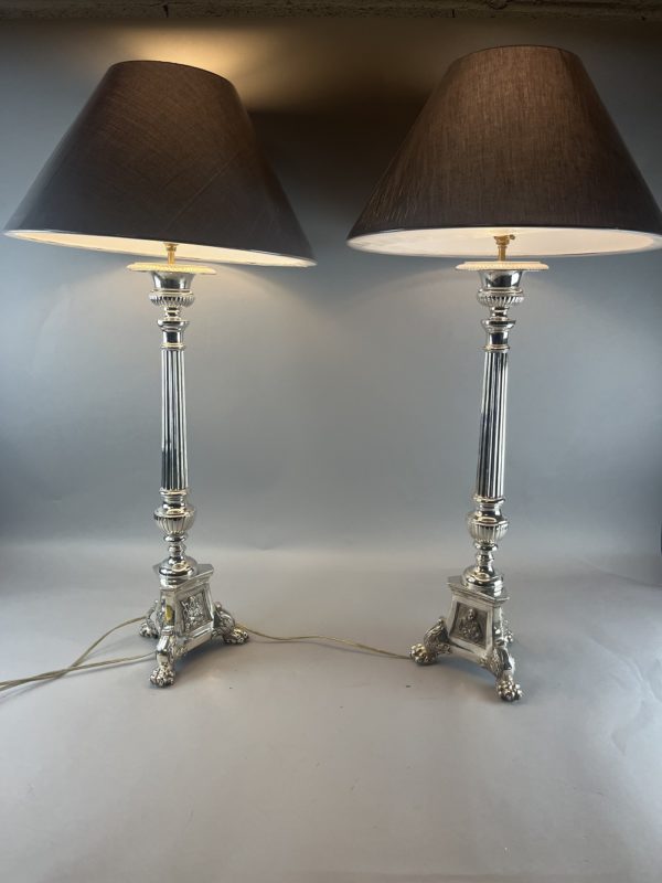 Paire de lampes tripode en bronze argenté