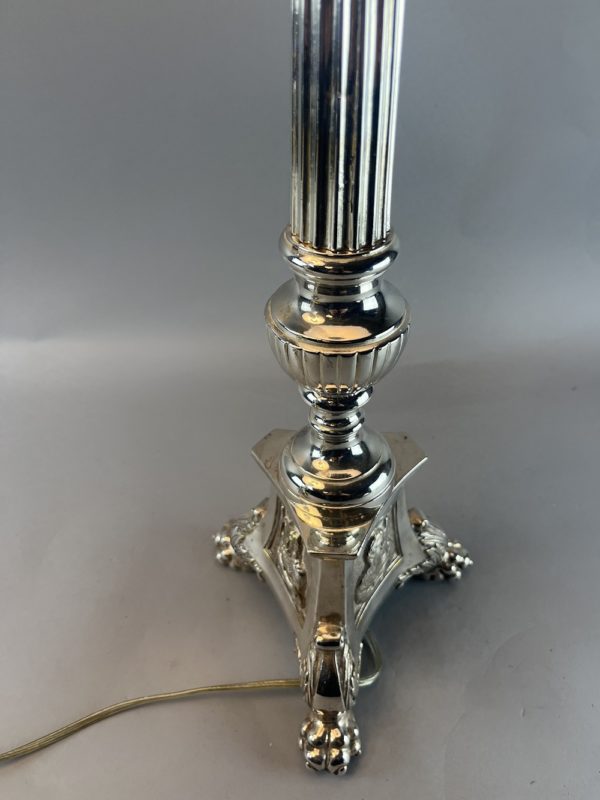 Paire de lampes tripode en bronze argenté – Image 2